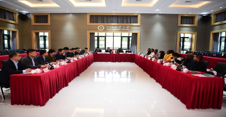 南非西北省议会农业与农村发展委员会主席戴尔一行来校访问交流